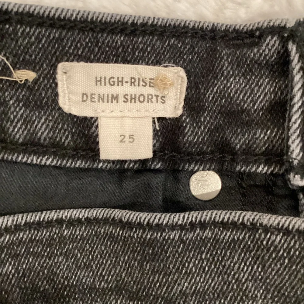 Madewell 25 (US 0) High-Rise Denim Shorts Women’s Faded Black Cuffed N3920
